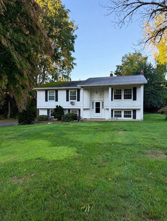 394 Bedford St, Lakeville, MA 02347