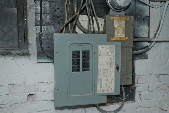 81 Hayden Ave, Springfield, MA 01109