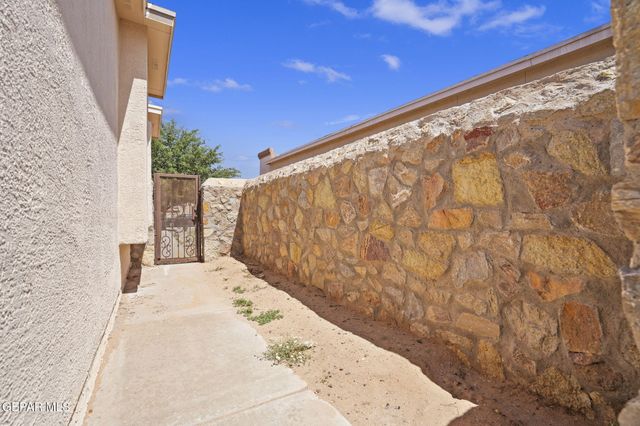813 Desert Bush Drive, Horizon City, TX 79928
