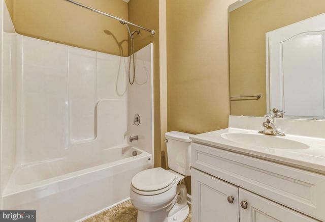 100 CASTLEBAY DR, Williamstown, NJ 08094