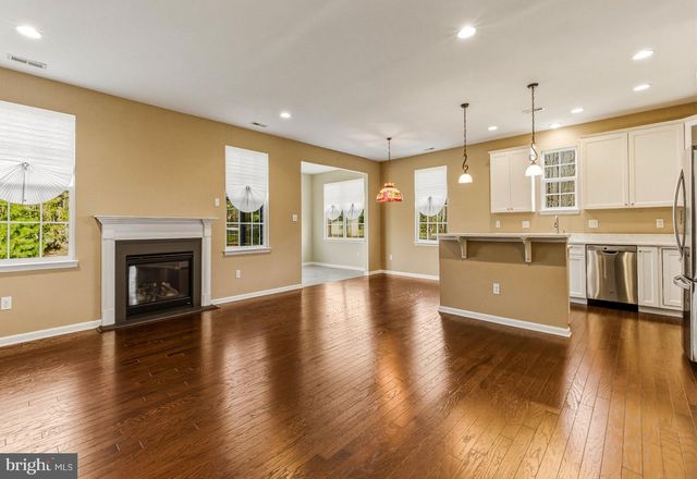 100 CASTLEBAY DR, Williamstown, NJ 08094