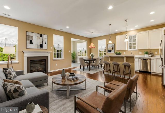 100 CASTLEBAY DR, Williamstown, NJ 08094