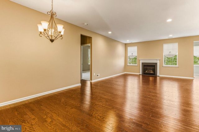 100 CASTLEBAY DR, Williamstown, NJ 08094