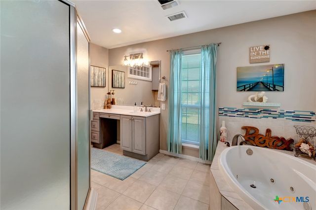 612 W Jackson Avenue, Port O'connor, TX 77982