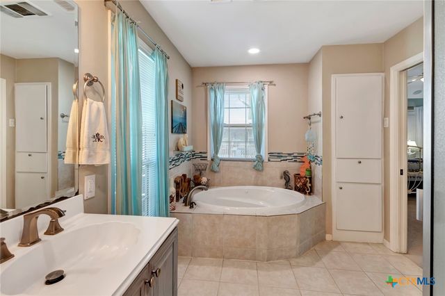 612 W Jackson Avenue, Port O'connor, TX 77982