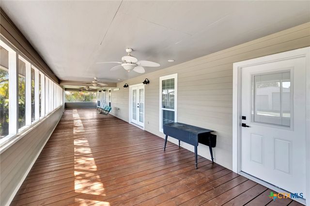 612 W Jackson Avenue, Port O'connor, TX 77982