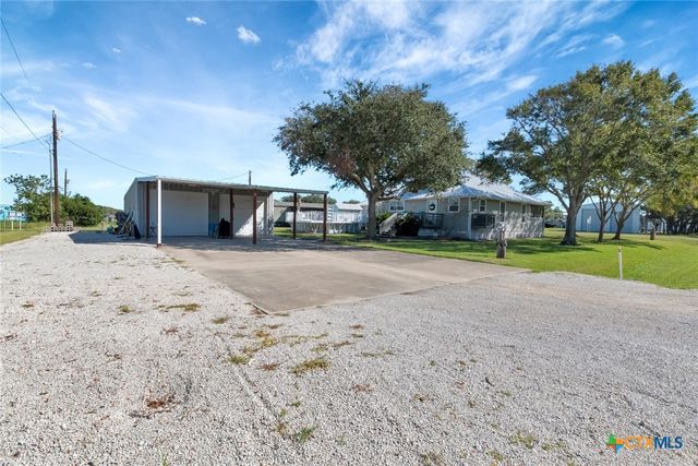 612 W Jackson Avenue, Port O'connor, TX 77982
