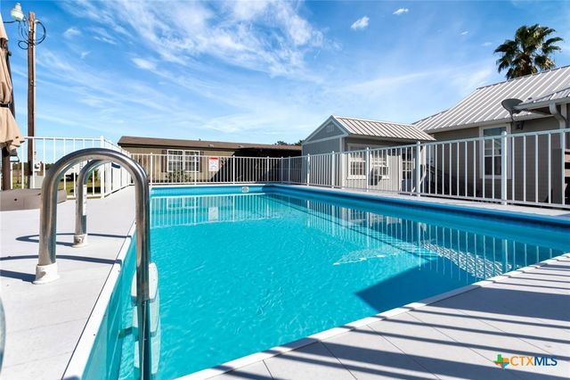 612 W Jackson Avenue, Port O'connor, TX 77982