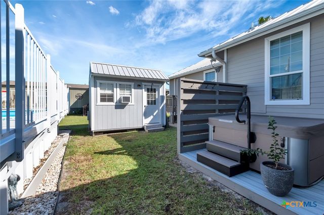 612 W Jackson Avenue, Port O'connor, TX 77982