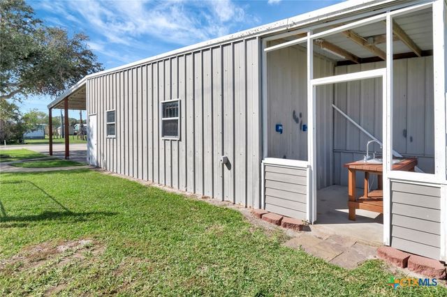 612 W Jackson Avenue, Port O'connor, TX 77982