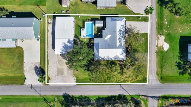 612 W Jackson Avenue, Port O'connor, TX 77982
