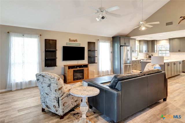 612 W Jackson Avenue, Port O'connor, TX 77982