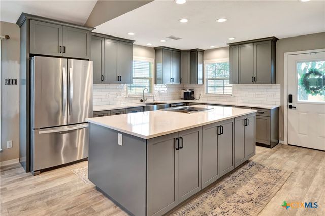 612 W Jackson Avenue, Port O'connor, TX 77982