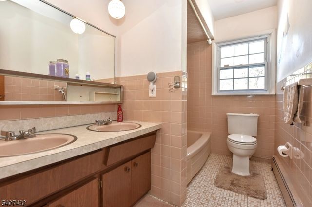 47 Herold Dr, Glen Rock Boro, NJ 07452