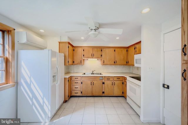 11 LINCOLN WAY E, New Oxford, PA 17350