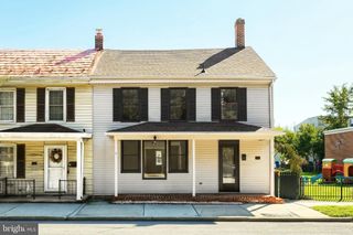 11 LINCOLN WAY E, New Oxford, PA 17350