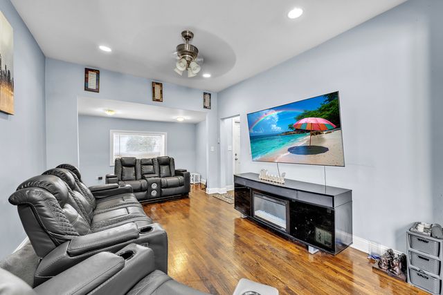 7627 S Prairie Avenue, Chicago, IL 60619