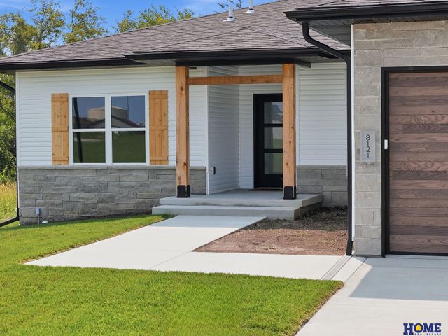 8121 Kallum Drive, Lincoln, NE 68516