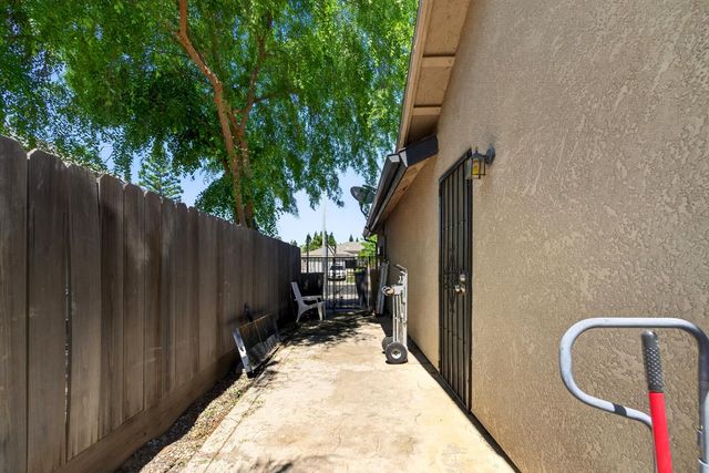 1668 Bedford Avenue, Clovis, CA 93611