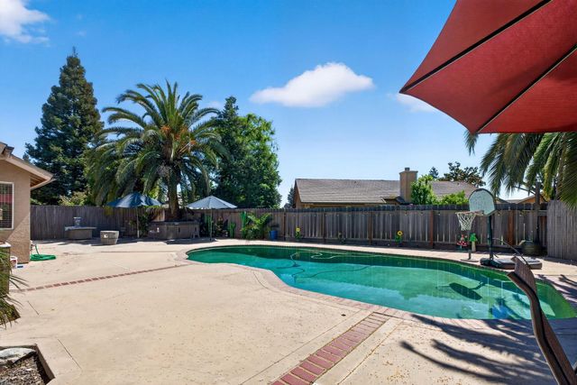 1668 Bedford Avenue, Clovis, CA 93611