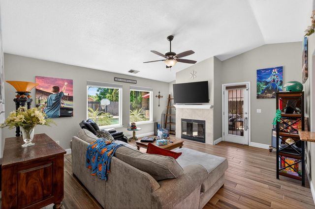 1668 Bedford Avenue, Clovis, CA 93611