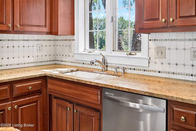 7505 Deer View Ct, Louisville, KY 40241