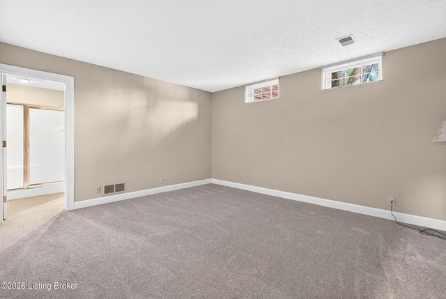 7505 Deer View Ct, Louisville, KY 40241
