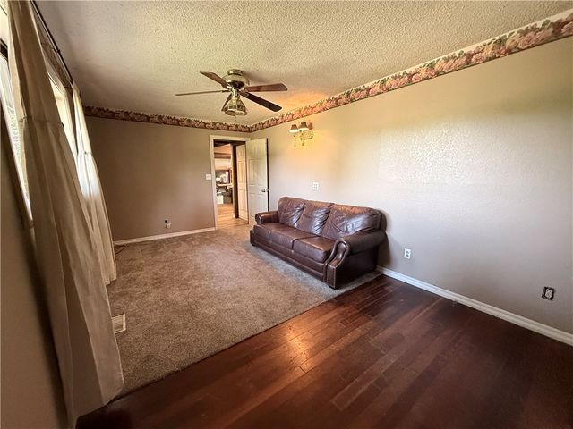 21470 Oak Park Lane, Siloam Springs, AR 72761