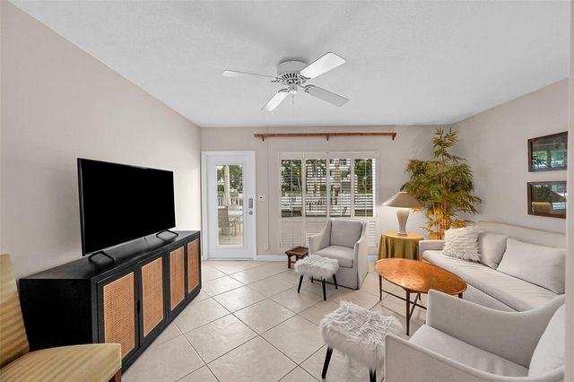 3215 SE 10th Street 102, Pompano Beach, FL 33062