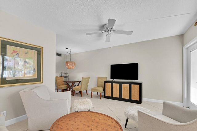 3215 SE 10th Street 102, Pompano Beach, FL 33062