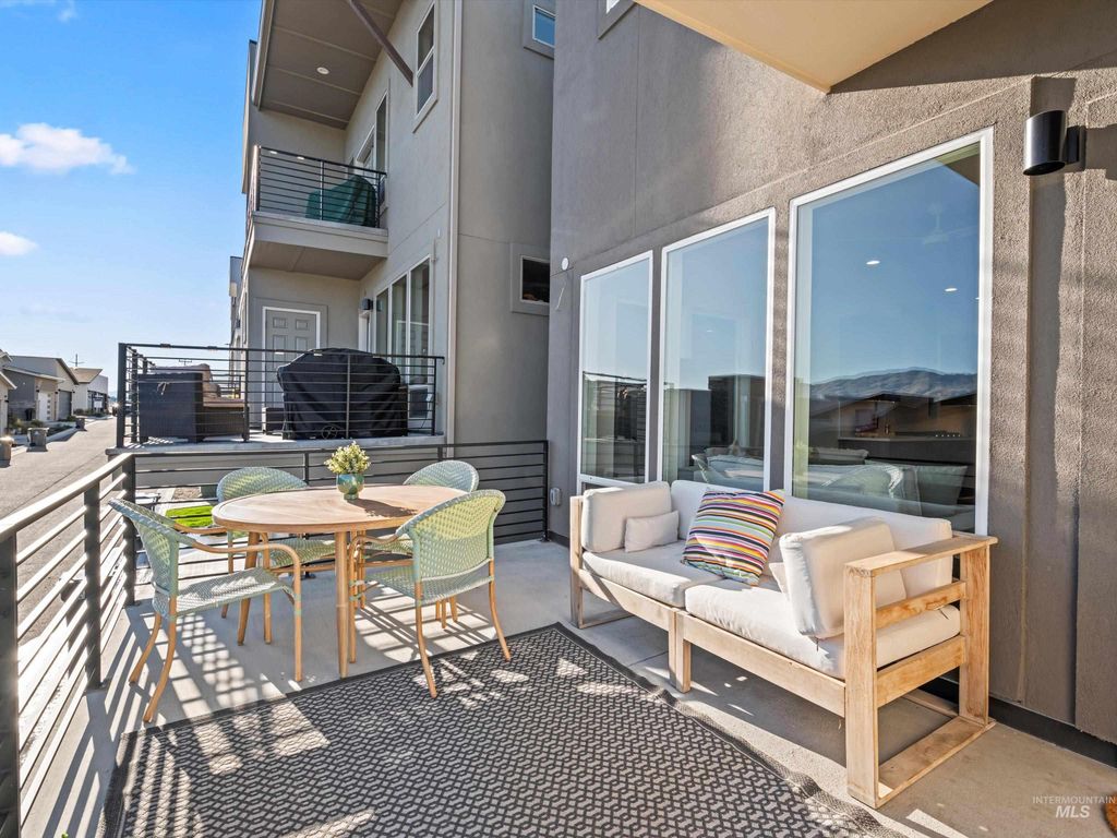 1251 E Echelon Ridge Lane, Boise, ID 83716 photo 2