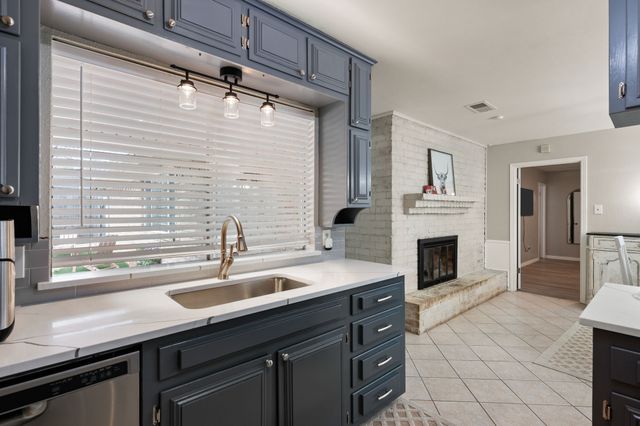 2021 Mountainview Drive, Hurst, TX 76054