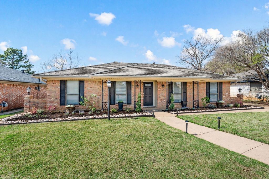 2021 Mountainview Drive, Hurst, TX 76054