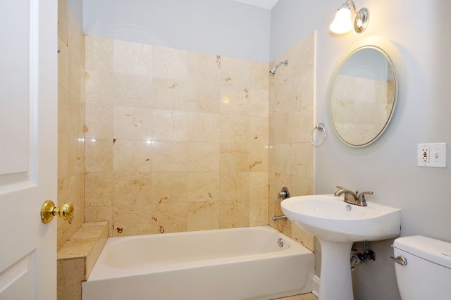 1057 W Thorndale Avenue 2E, Chicago, IL 60660