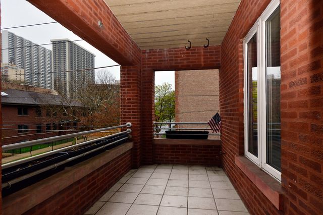 1057 W Thorndale Avenue 2E, Chicago, IL 60660