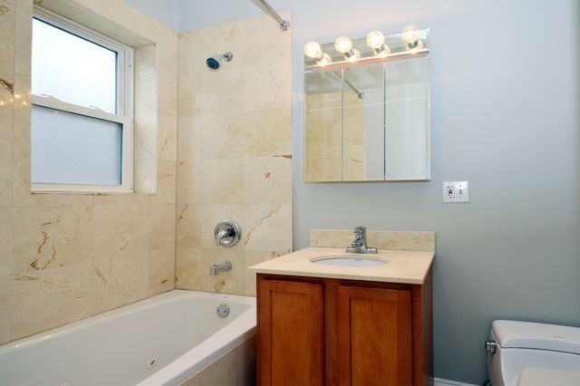 1057 W Thorndale Avenue 2E, Chicago, IL 60660