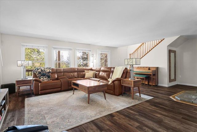 15580 Kitkitdizze Dr, Grass Valley, CA 95945