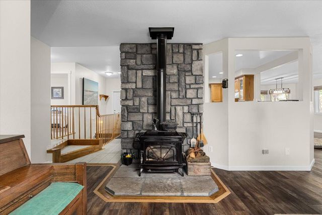 15580 Kitkitdizze Dr, Grass Valley, CA 95945