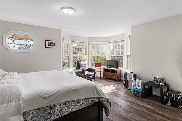 15580 Kitkitdizze Dr, Grass Valley, CA 95945