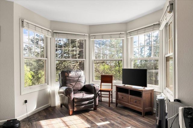 15580 Kitkitdizze Dr, Grass Valley, CA 95945