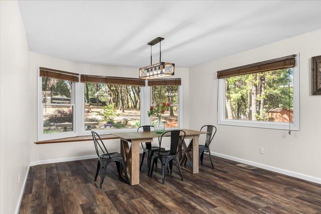 15580 Kitkitdizze Dr, Grass Valley, CA 95945