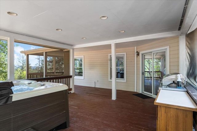 15580 Kitkitdizze Dr, Grass Valley, CA 95945