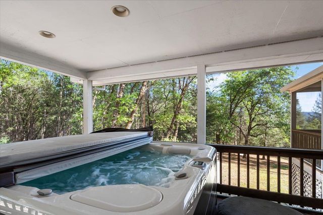 15580 Kitkitdizze Dr, Grass Valley, CA 95945