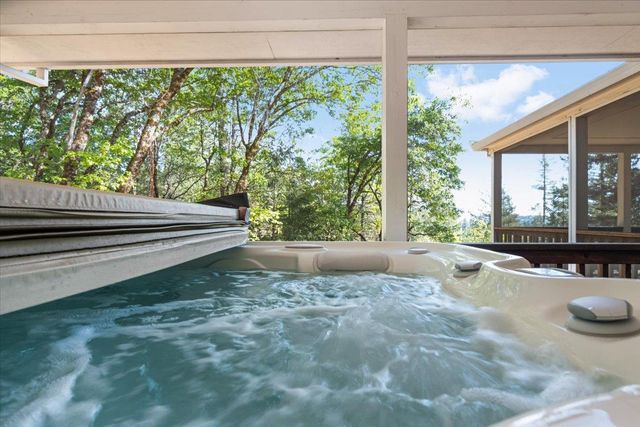 15580 Kitkitdizze Dr, Grass Valley, CA 95945