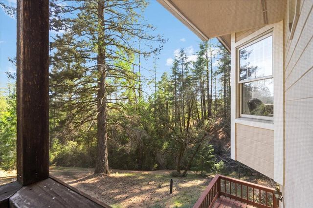 15580 Kitkitdizze Dr, Grass Valley, CA 95945