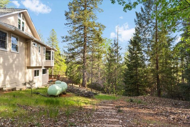 15580 Kitkitdizze Dr, Grass Valley, CA 95945