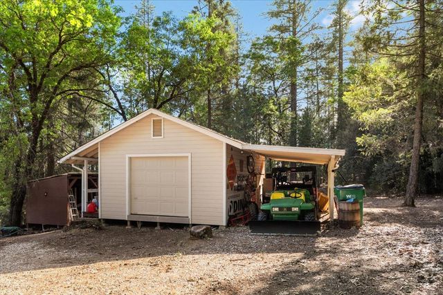 15580 Kitkitdizze Dr, Grass Valley, CA 95945