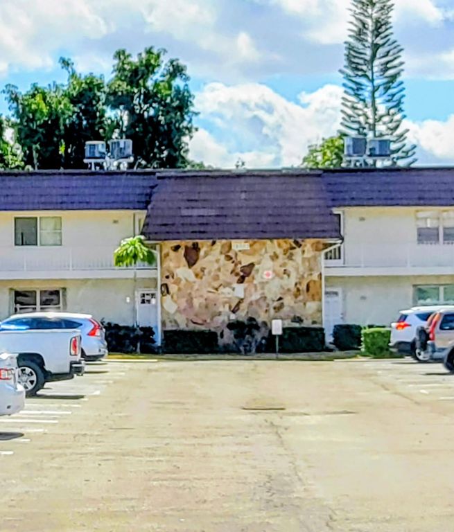 12003 Poinciana Boulevard 204, Royal Palm Beach, FL 33411