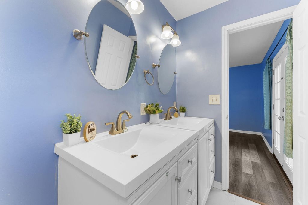 Image 16 of property listing at 300 Logan Drive, Summerville, SC 29483