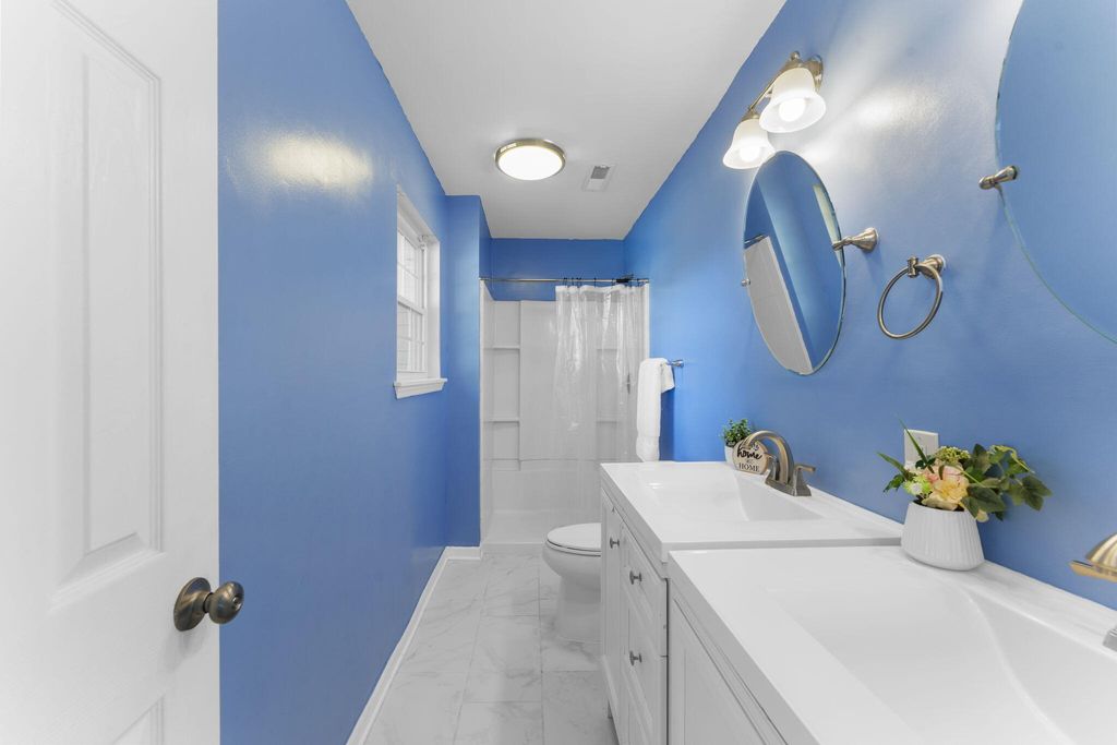 Image 19 of property listing at 300 Logan Drive, Summerville, SC 29483